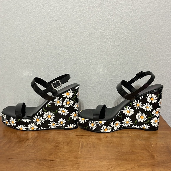 NWOT Betsey Johnson Daisy Print Wedge Sandals - Picture 5 of 8